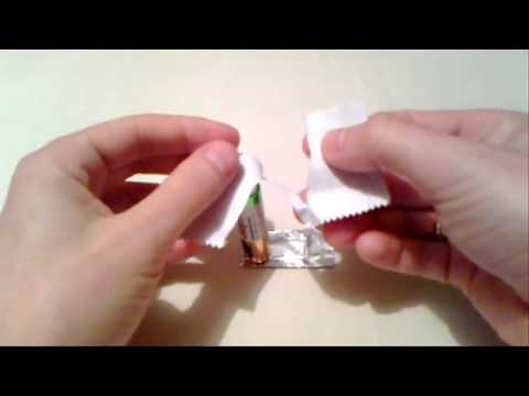 How to make a fire with two AA battery and the gum wrapper - Огонь из батарейки