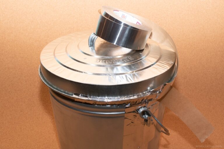 sealing garbage can with aluminum foil